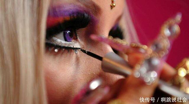 姑娘每天贴15对假睫毛，只为了隐藏在芭比的样子下生活
