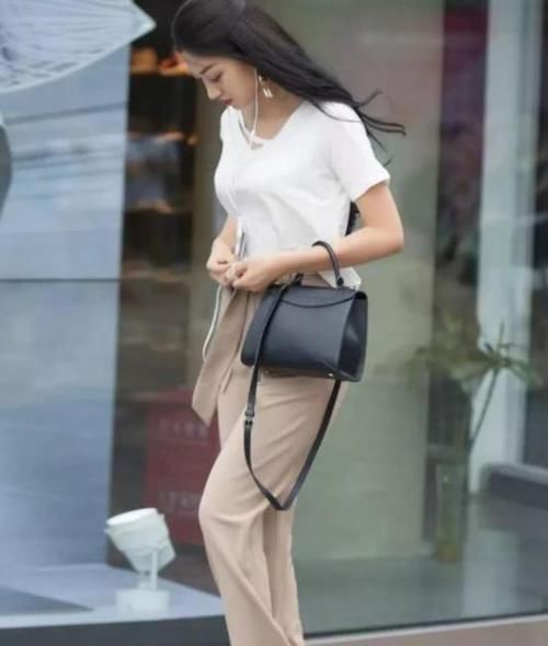  『优雅』养眼女神街拍：皎若秋月的美女，一件黑色上衣配白色裙子，时尚优雅迷人