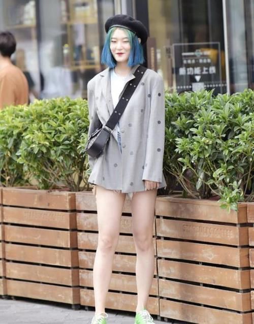  【气质】街拍：面带笑容的小姐姐，一件红色的连衣裙，时尚清新气质美