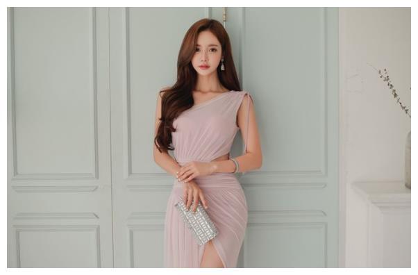 室内穿搭：漂亮有气质的紧身裙美女，穿出自己的个性风采！