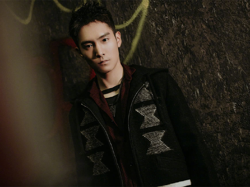 25岁盛一伦撞衫35岁王凯，同穿刺绣流苏外套，风格却差这么多！