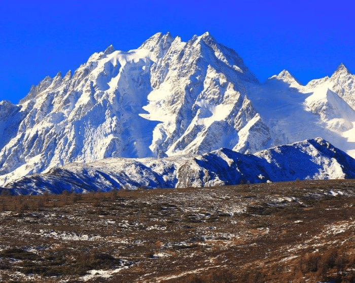 梅里雪山的卡格博峰南侧，有自千米悬崖倾泻而下的瀑布，称为“雨