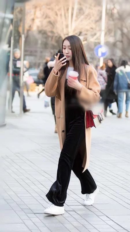 街拍:颜值光鲜亮丽的小姐姐,穿着性感时尚很有气场!