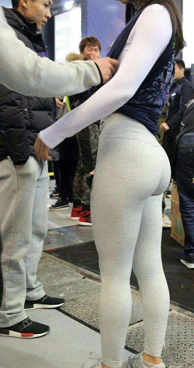 街拍：饱满身材的辣妈，紧身设计的衣服穿着很显型