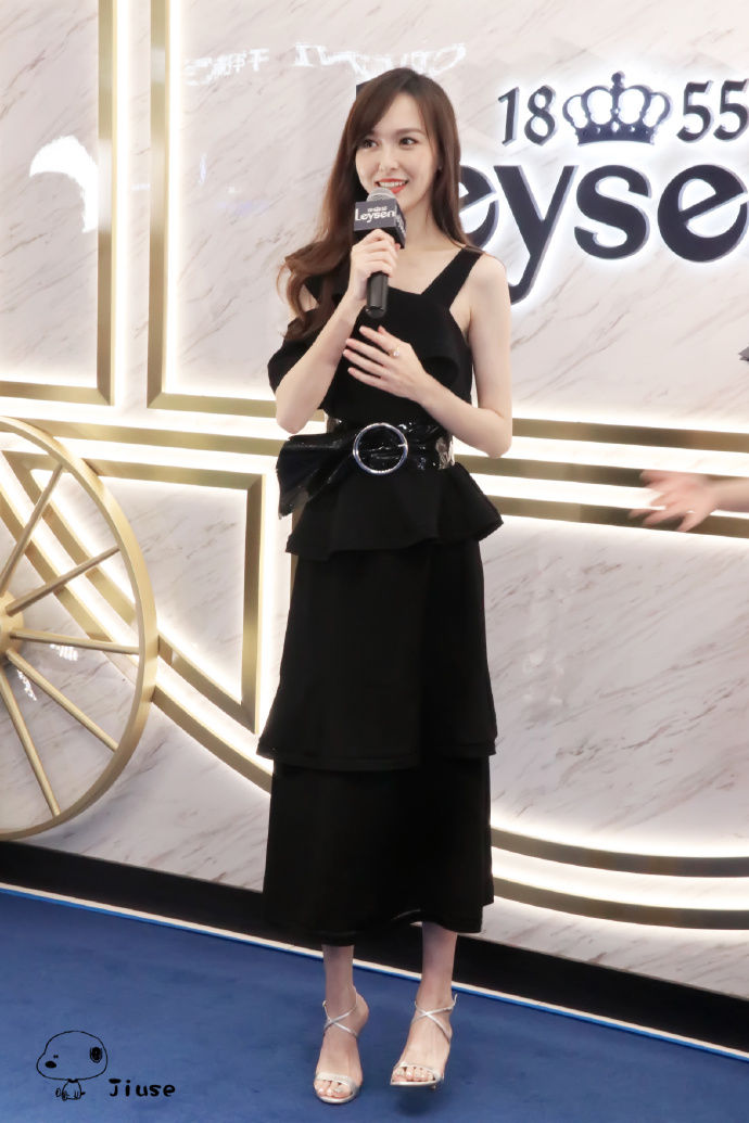 唐嫣穿黑色礼服亮相代言活动皮肤白嫩气质优雅，笑起来真的太甜了