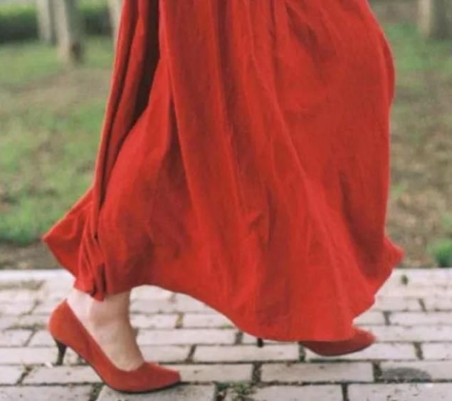 今年大火的红色高跟鞋，搭配连衣裙，你就是惊艳时光的“万人迷”