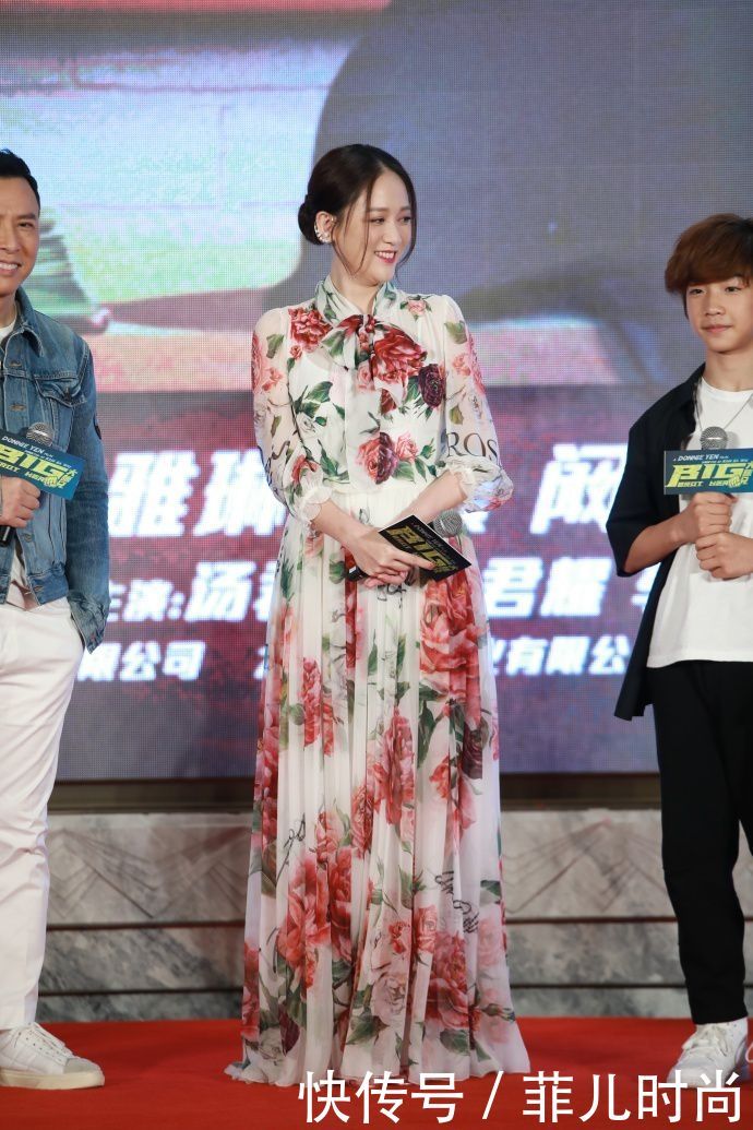 38岁陈乔恩身穿印花裙尽显女神气质，然而看到未修图一秒尴尬！