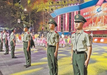 背对花车、面对游客 千余武警为花车巡游“保驾护航”