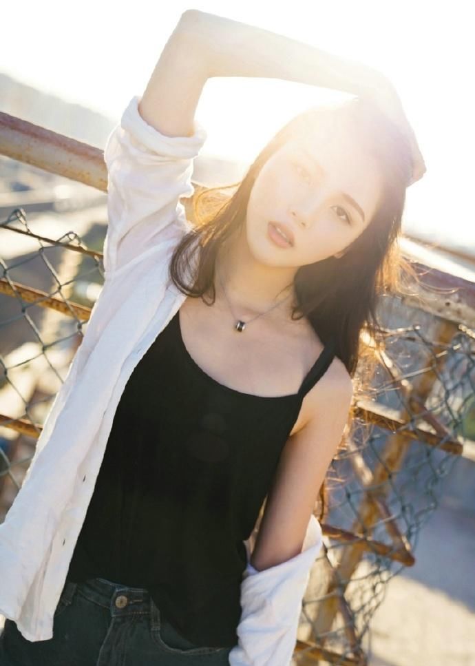 高颜值长发背心美女养眼天台写真图片