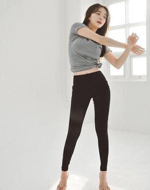 身材曲线凹凸紧致的紧身打底裤小姐姐，身姿优美，塑造美丽形象！