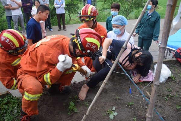 『达州』痛痛痛！女子翻越台阶被钢筋刺穿 达州消防剪切救援