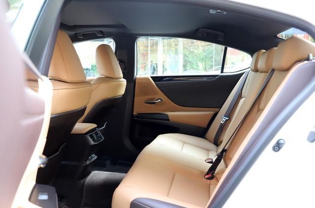  [豪车]这豪车买低配就够了，标配10气囊＋全速自适应巡航，图的就是安心