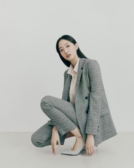  衬衫■金高银总算高姿态，新发型黑发髻好整洁，岗位西服又美又飒