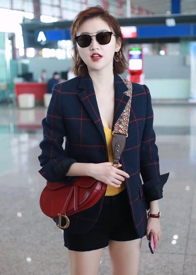 30岁景甜近照曝光，红唇瓷肌似少女，现身机场大秀美腿