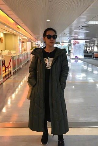 小S为扮嫩太拼了！39岁穿19岁衣服，网友：腿上的黑丝暴露了