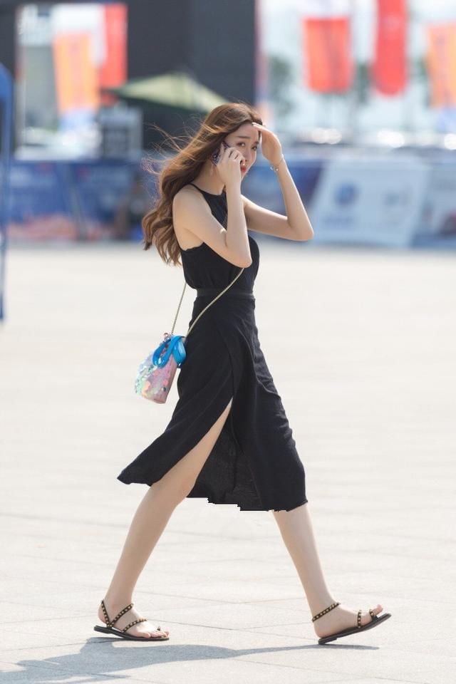 街拍，穿点透视装，才能显出性感火辣的身材，而且美的刚刚好!