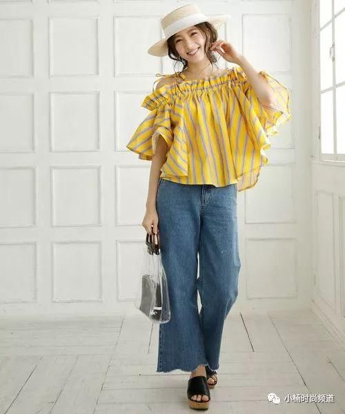 炎热夏天里就穿上日系成熟的露肩上衣展现时髦风格!