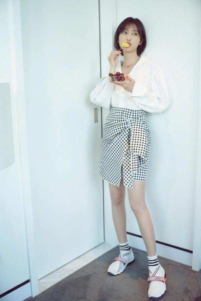 张俪现身机场，白短裤配绿袜子居然一点不丑，网友：还不是腿长！