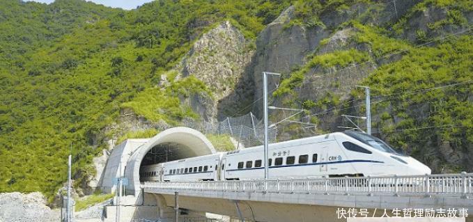  高铁@国内有条“难受”的高铁线路：车外经常漆黑一片，全程手机