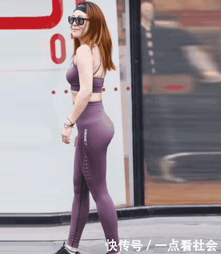 男子拍下一位时尚靓丽的美女, 见她穿的一身衣服, 让人格外养眼了