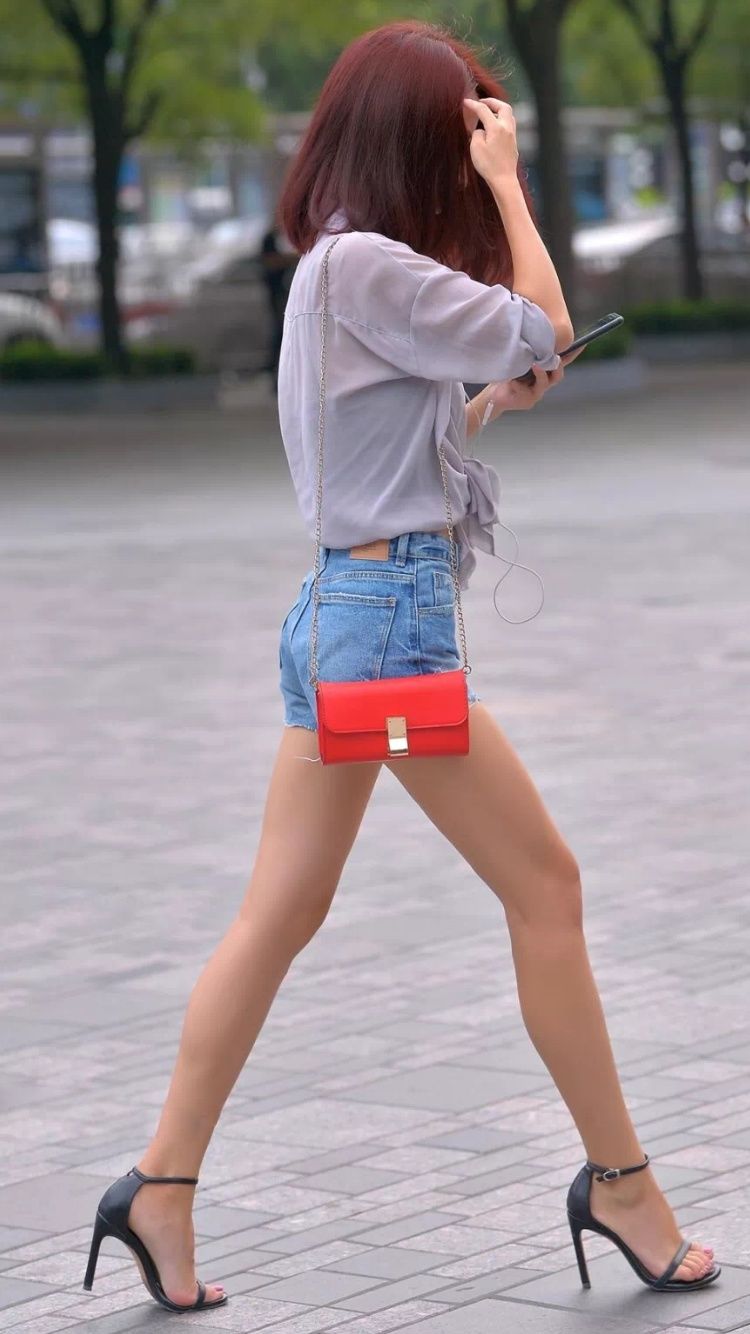 性感街拍丨穿热裤的高挑美女，大长腿真的好撩人!