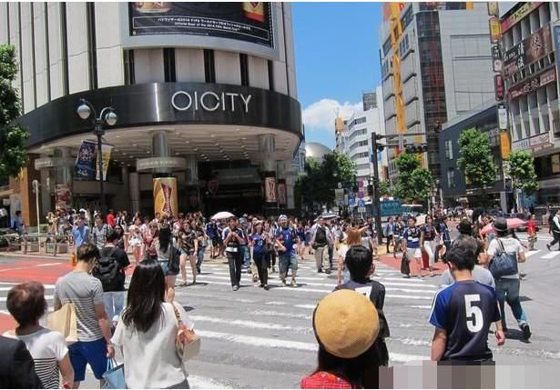 韩国美女来中国旅游，买了几片韩国面膜，一问价格瞬间怒了！