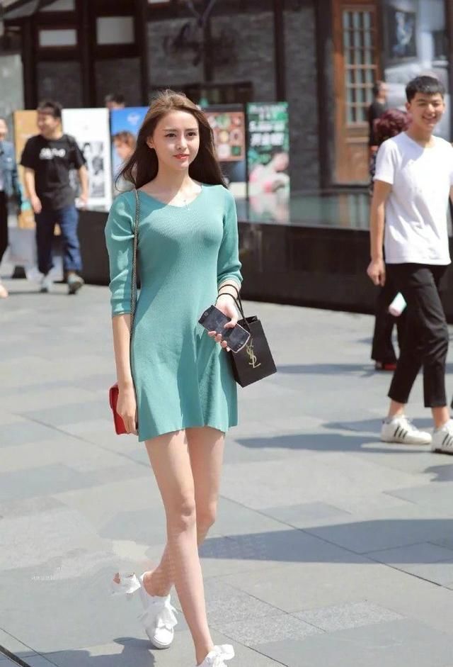 街拍，聪颖的图4小姐姐白色连衣裙出行，白出新高度迷人
