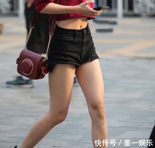 小姐姐的上衣是红色的运动长袖,这样的上衣展现出小姐姐健美的身