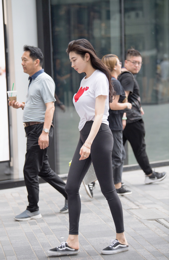 街拍：喜欢穿紧身裤的女人，瑜伽裤大方出街，网友：这是秋裤外穿