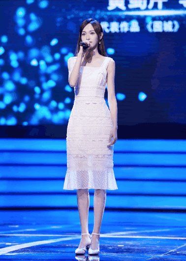 迪丽热巴身穿白色镂空连衣裙撞衫唐嫣, 迪丽热巴灵动, 唐嫣气质