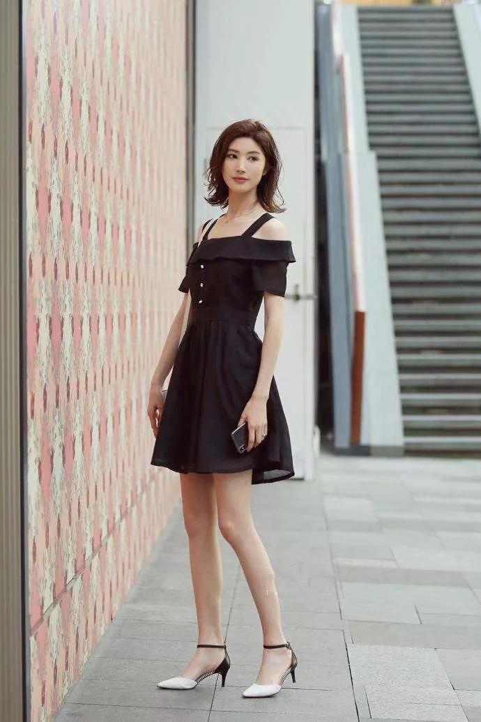  【小姐姐】街拍：戴墨镜的小姐姐，身穿时尚靓装，优雅的展示出纤细美腿