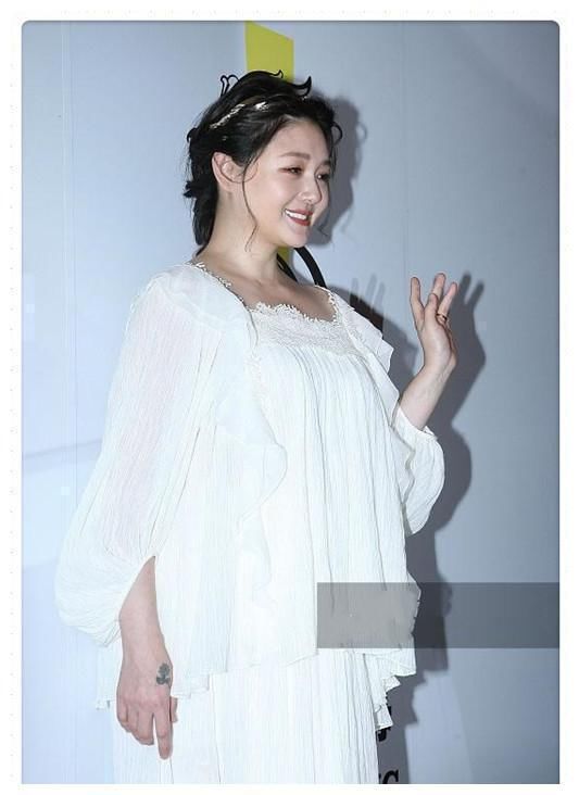 李菲儿鱼骨裙夸张，张雨绮、大S穿薄纱裙，一个真性感一个大妈相