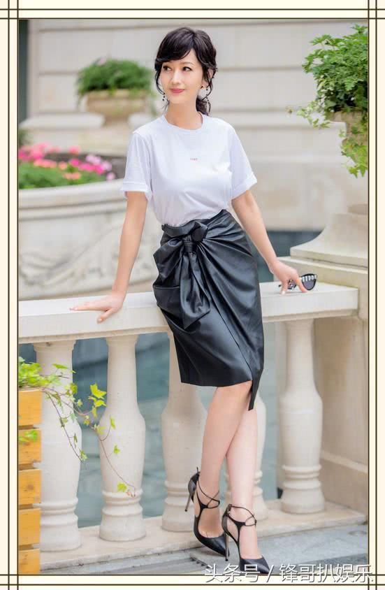 赵雅芝这蕾丝衫穿的，连打底裤都遮不住，网友:她老公真的放心?