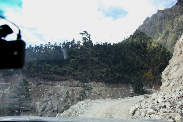 自驾霸道穿越丙察察闯西藏，悬崖边上走一遭，遭遇塌方，泥地陷车