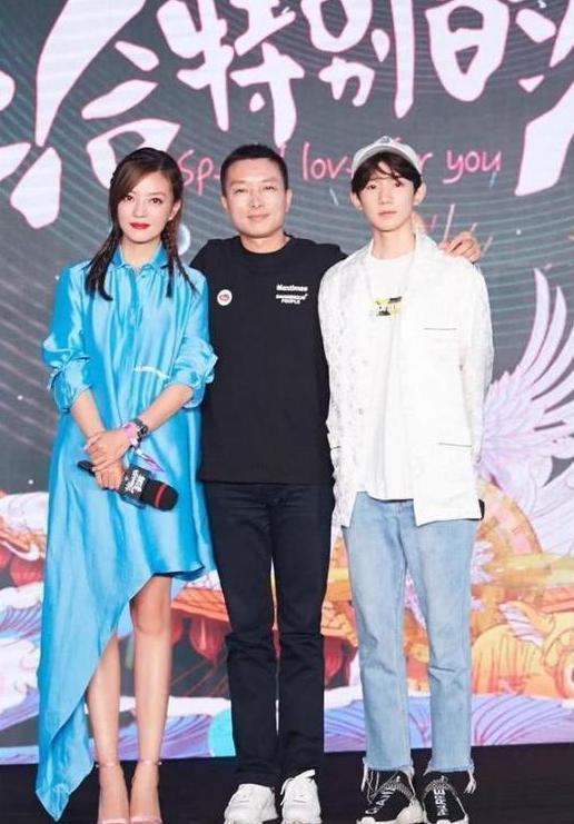 赵薇为了美, 剪掉一半裙摆来秀腿, 网友: 真想把另一半也给剪掉