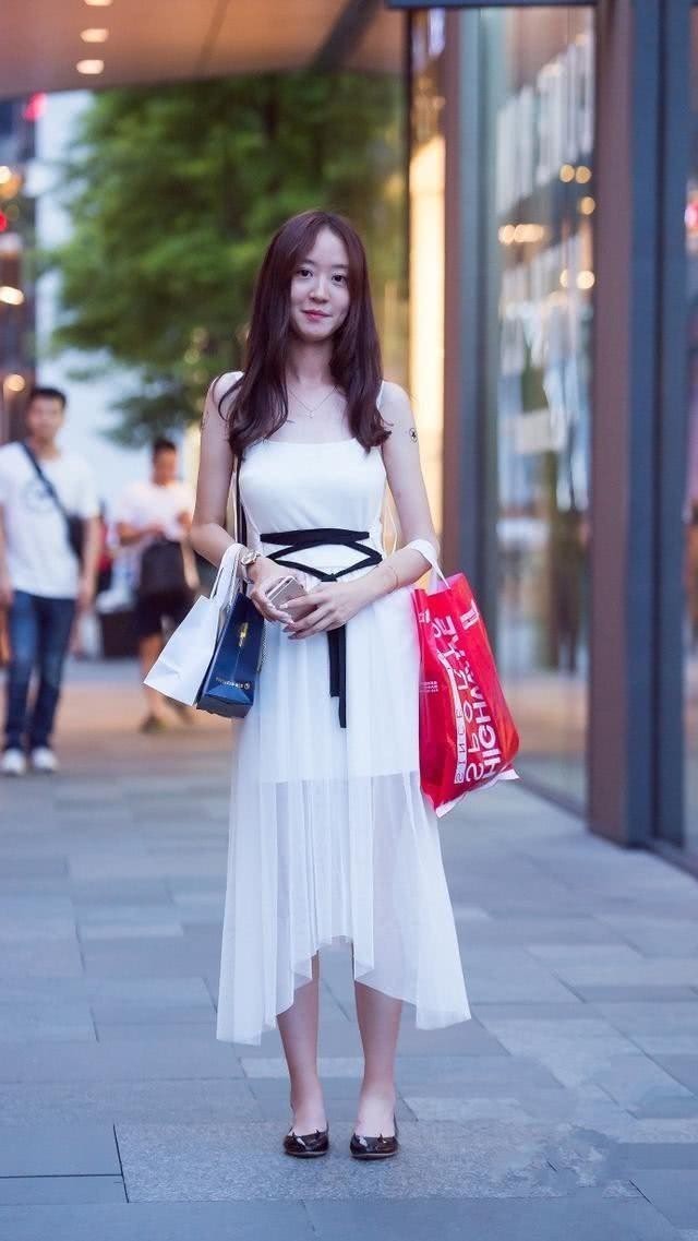 街拍：穿着高雅时尚美丽的小姐姐，美貌与好身材集一身！