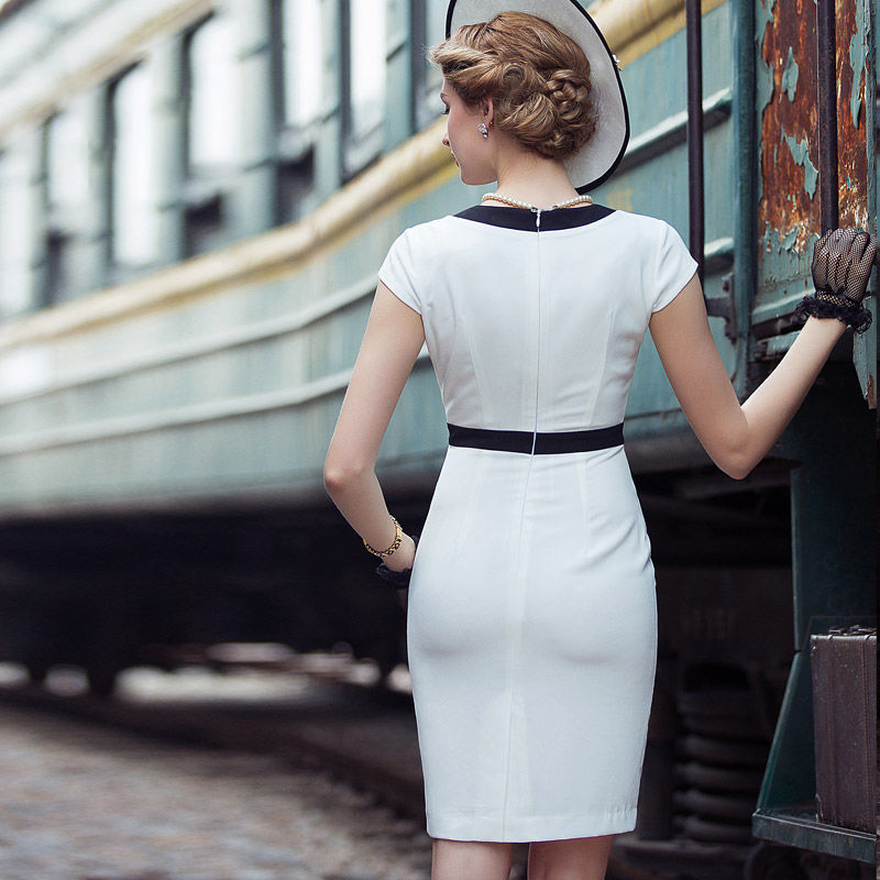 42老婆，从不穿妈妈装!三伏天穿这种素雅裙，年轻不止十岁