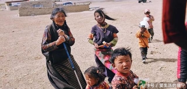 从差点坠毁的飞机下来后，我们去了纳木错看星空