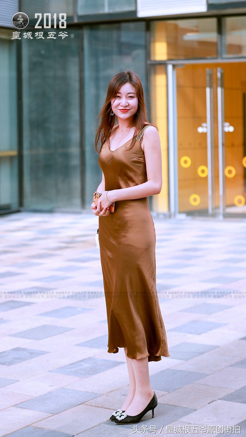 街拍:仲夏时节这样打扮既可爱又有小女人味