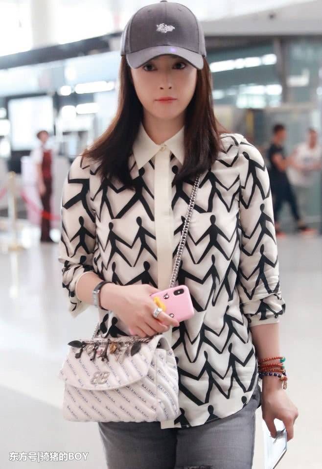蒋欣机场放飞自我，牛仔短裤让人尴尬症都犯了，腿还是那么胖!