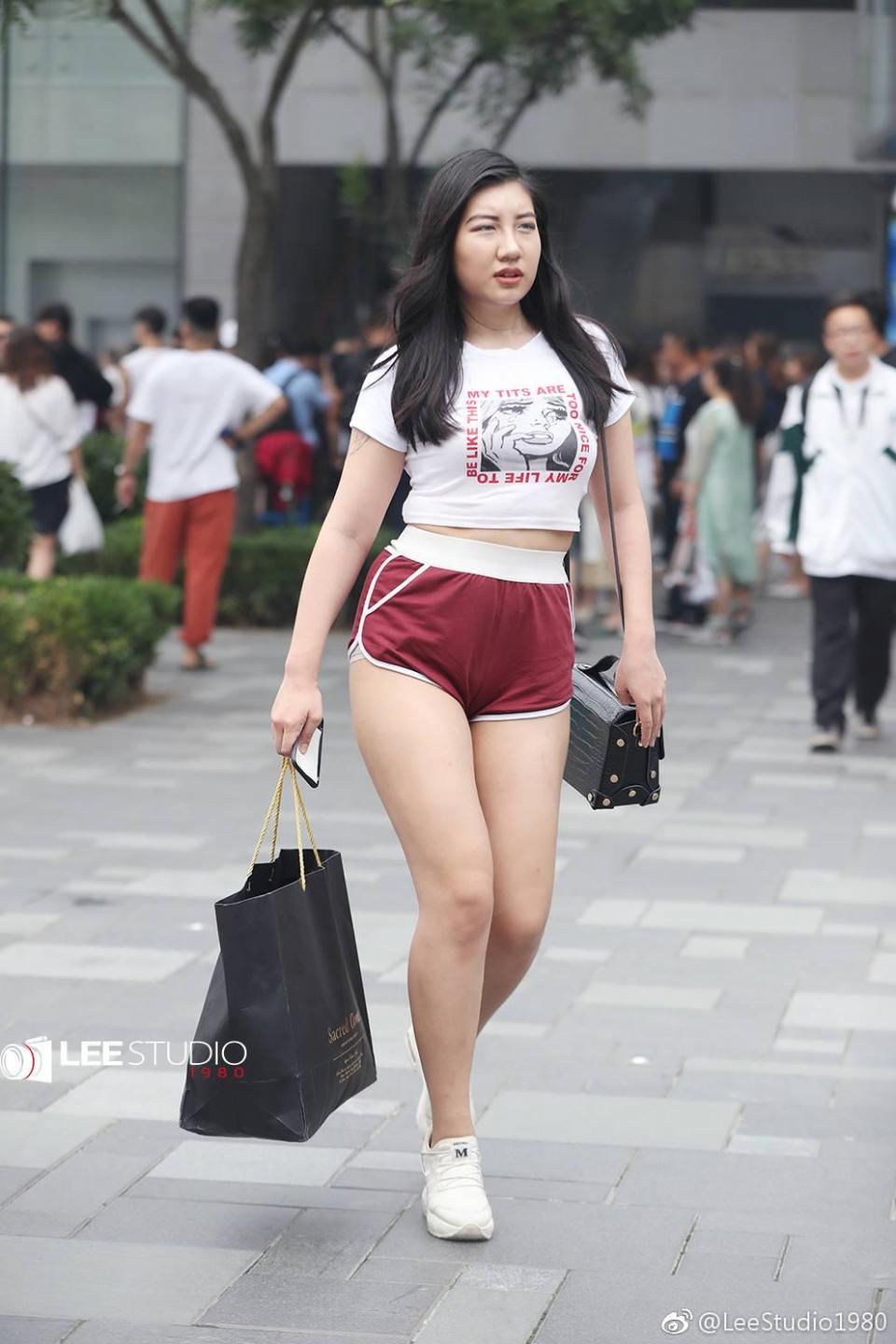 小姐姐枣红色运动短裤很漂亮，肉肉的身材前凸后翘谁能驾驭的了？