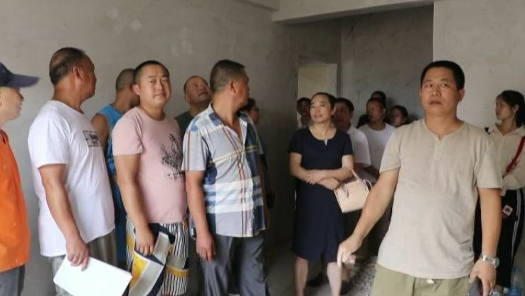 住了两年“泡沫”房子?业主集体维权:整改可以，但请改到满意为止