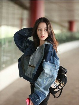 古力娜扎，迪丽热巴，街拍图对比，你更喜欢谁?