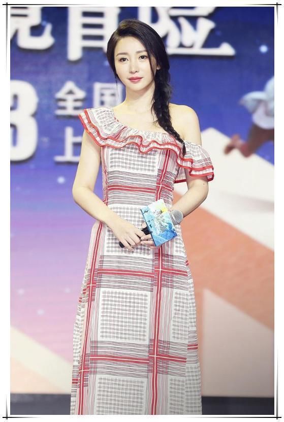 柳岩穿衣终于不暴露了，一袭斜肩长裙优雅到你不敢认!