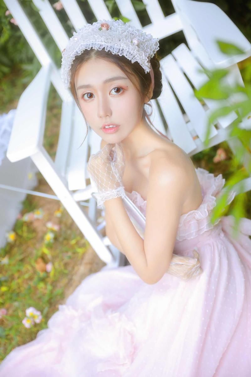 性感粉嫩美女抹胸裙诱人图片