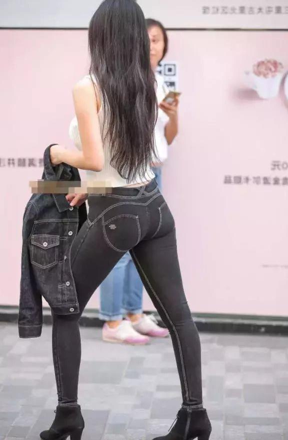 小姐姐紧身牛仔裤绷出丰腴弧线, 走路摇摆的姿态, 赢得很多回头率