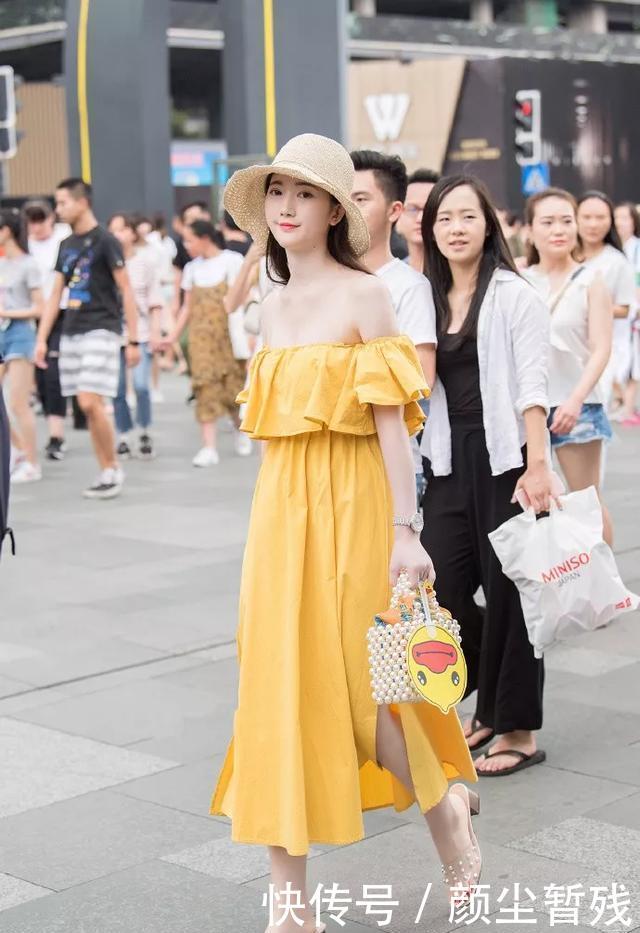 「脚上搭配一」街拍:美女一双尖头的高跟鞋,充满了时尚的气息
