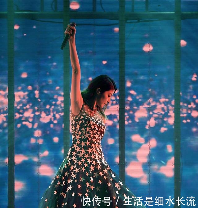 别看陈慧琳45岁，先后撞衫韩雪和赵丽颖，身材可一点都不输呢！