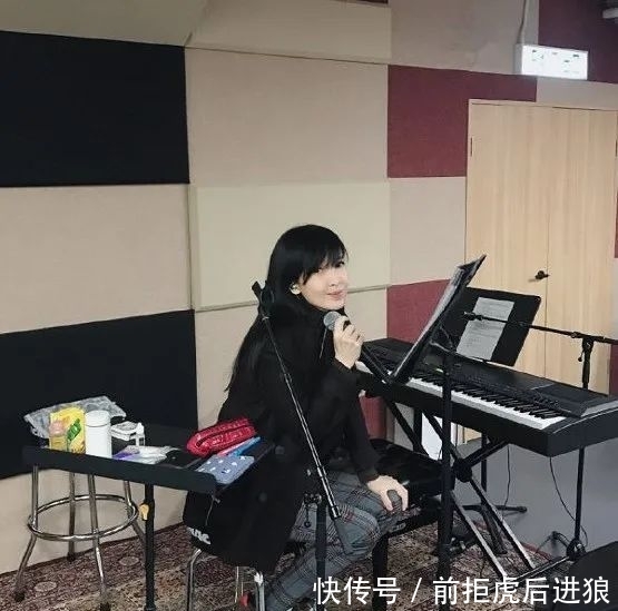 『周慧敏』53岁的周慧敏比20岁更美,还是个画画高手,人美画更美!