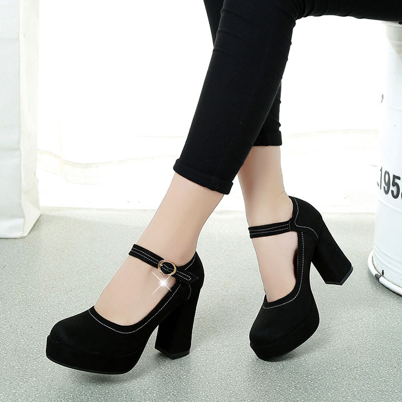 高跟鞋就是女人的战靴，高跟鞋的美，小白鞋永远给不了